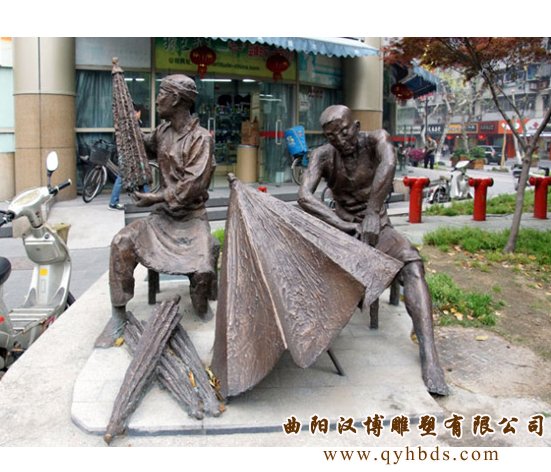 修雨伞雕塑，商业街人物小品雕塑，步行街雕塑