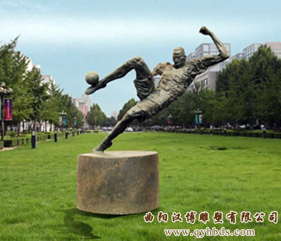 踢足球雕塑，校园体育文化雕塑，人物铸铜雕塑