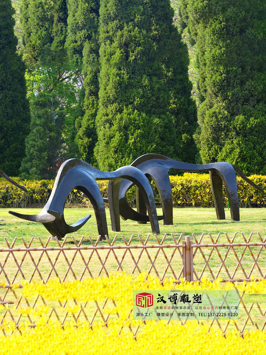 金属抽象牛雕塑,公园草坪雕塑定制,大型户外雕塑直销厂家