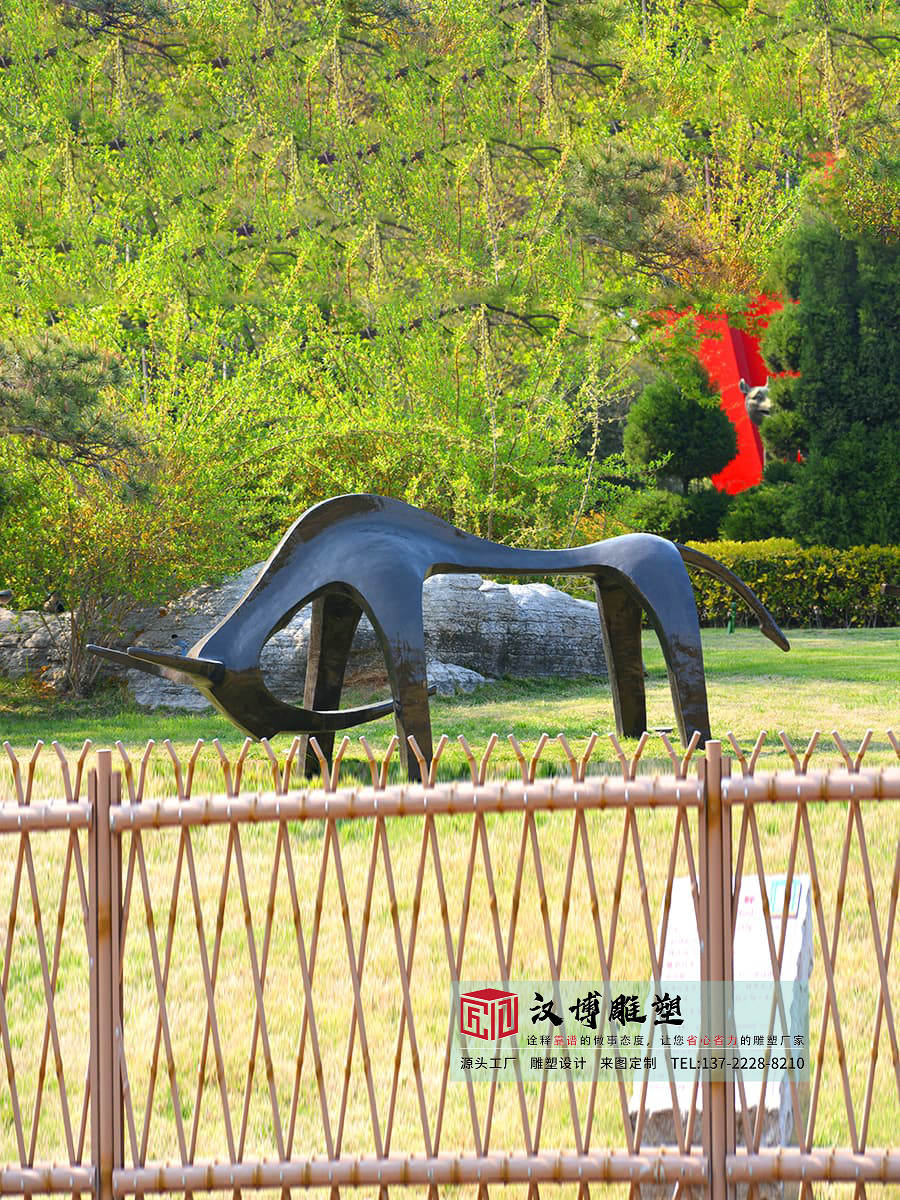 金属抽象牛雕塑,公园草坪雕塑定制,大型户外雕塑直销厂家